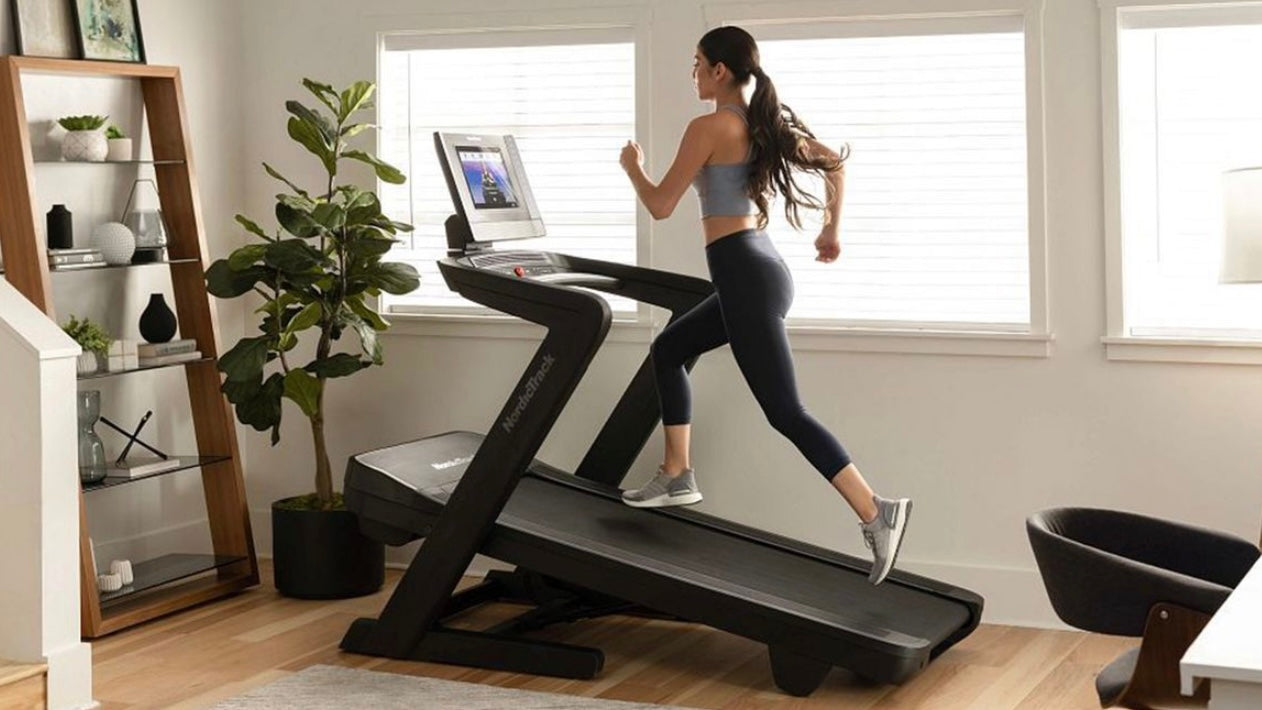 Incline vs Flat Treadmills: Which Treadmill Is Best for Your Fitness Goals?